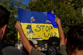 Ukrainian citizens in Chile protest outside the Russian Embassy